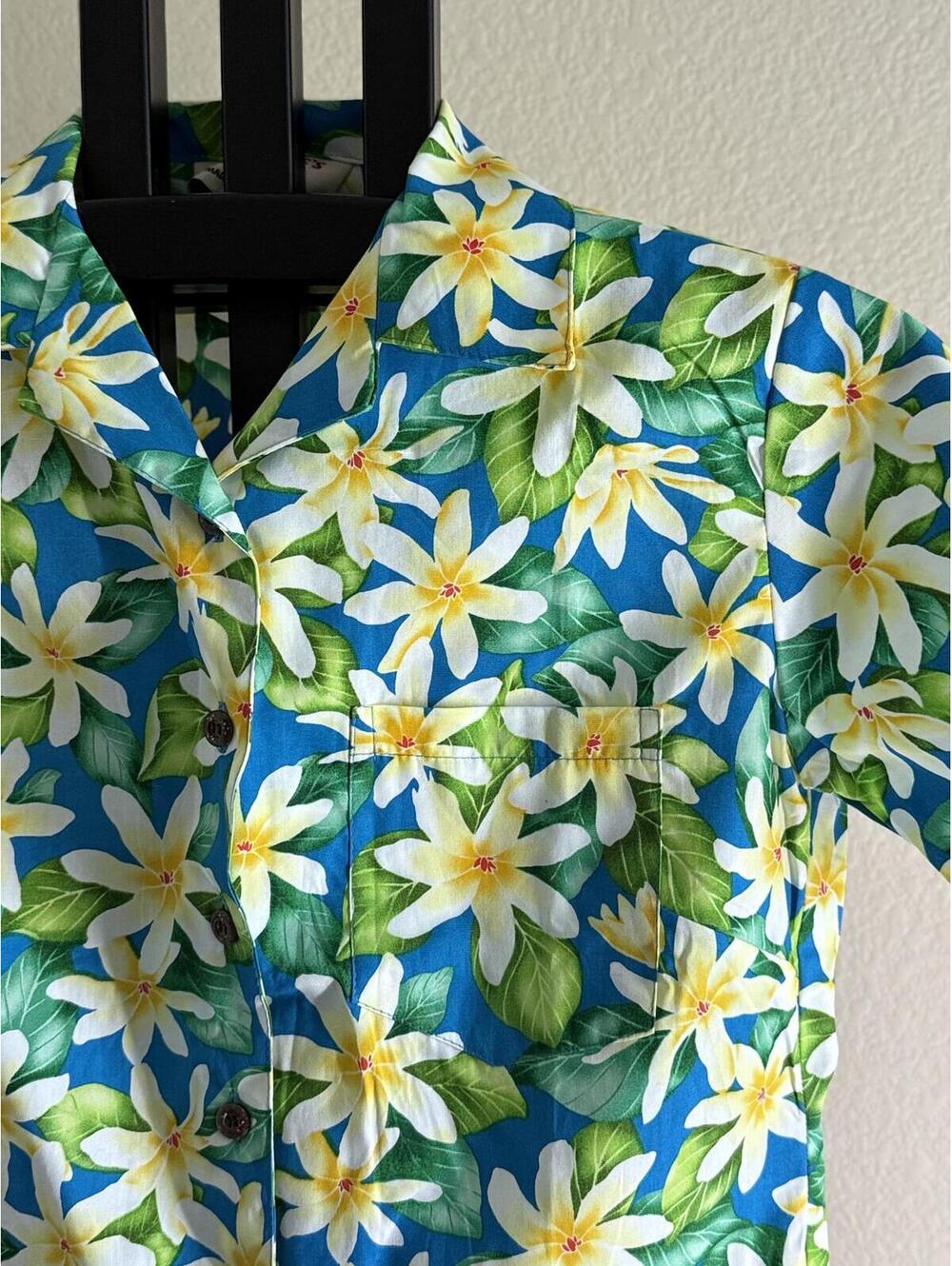 Trader Joe's x Hilo Hattie Hawaiian Shirt Women's S Blue Plumeria Floral Cotton - Picture 2 of 5